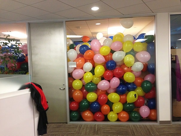 Sala de reuniones con globos, la mejor broma